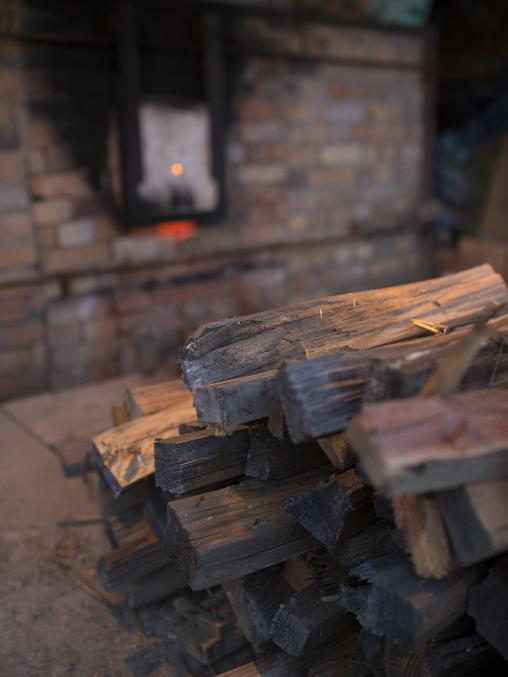 火入れ窯の薪