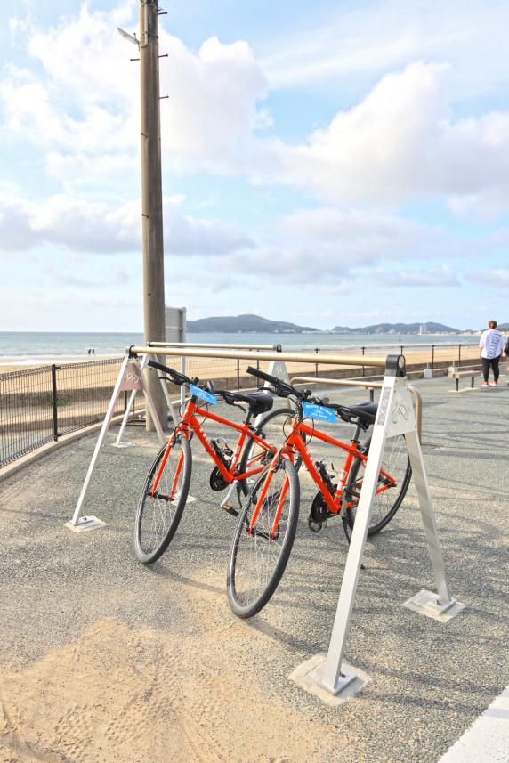宗像・志賀島サイクリング 福津市観光情報ステーション「ビーチハウス」 サイクルスタンド05（縦）