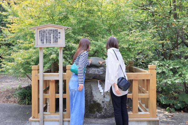 福岡・糸島サイクリング 鎮懐石八幡宮 願い石21（横）