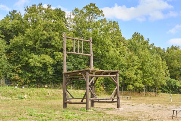 豊前・東峰サイクリング 大きな椅子（もみじ学舎）01（横）