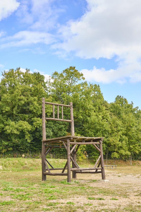 豊前・東峰サイクリング 大きな椅子（もみじ学舎）02（縦）