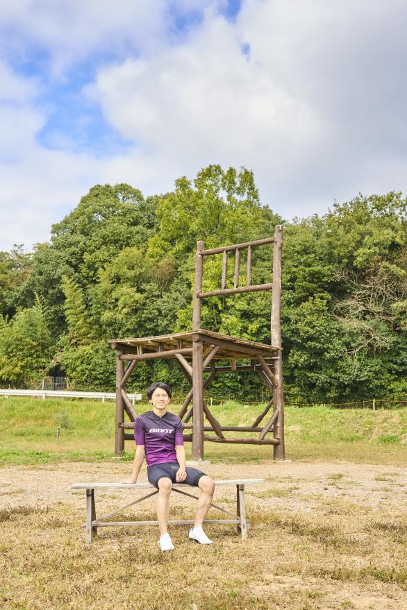 豊前・東峰サイクリング 大きな椅子（もみじ学舎）04（縦）