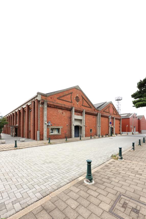 北九州（門司）・芦屋サイクリング 門司赤煉瓦プレイス 赤煉瓦交流館（旧倉庫棟）02（縦）