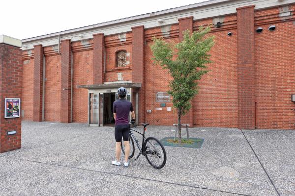 北九州（門司）・芦屋サイクリング 門司赤煉瓦プレイス 赤煉瓦交流館（旧倉庫棟）03（横）