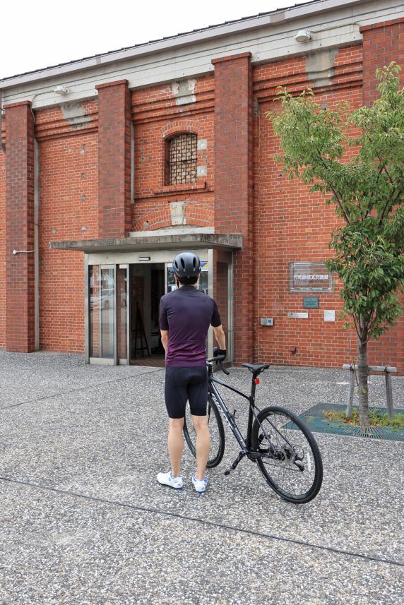 北九州（門司）・芦屋サイクリング 門司赤煉瓦プレイス 赤煉瓦交流館（旧倉庫棟）04（縦）