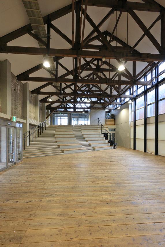 北九州（門司）・芦屋サイクリング 門司赤煉瓦プレイス 赤煉瓦交流館（旧倉庫棟）06（縦）