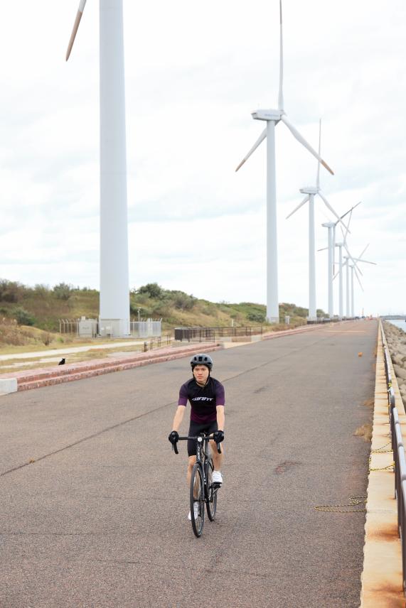 北九州（門司）・芦屋サイクリング 北九州響灘風力発電所の風車08（縦）