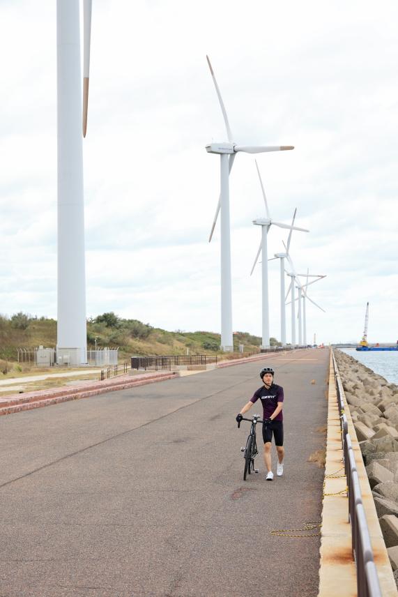 北九州（門司）・芦屋サイクリング 北九州響灘風力発電所の風車10（縦）