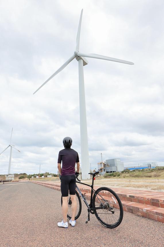 北九州（門司）・芦屋サイクリング 北九州響灘風力発電所の風車12（縦）