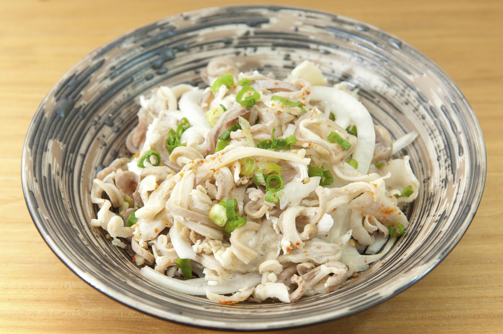 En accompagnement d’un verre d’alcool : le sumotsu, des abats marinés au vinaigre, tout en fraîcheur.-1