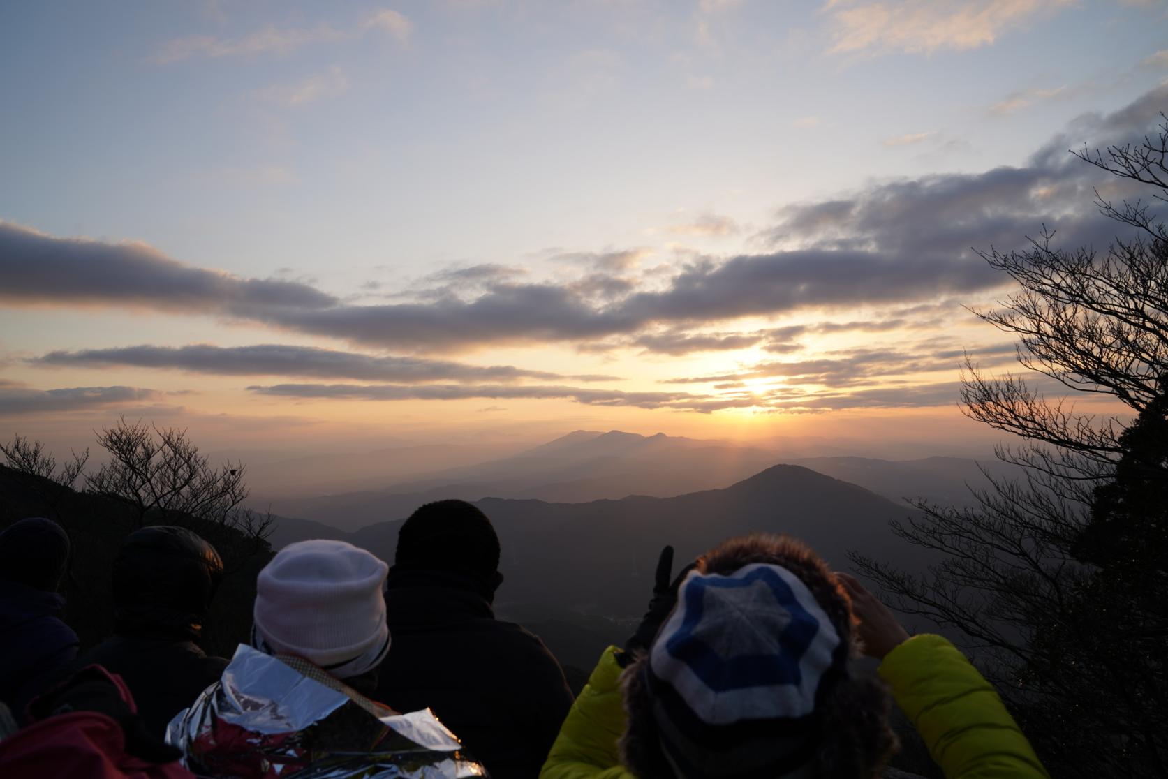 本格登山でご来光なら「宝満山」-1