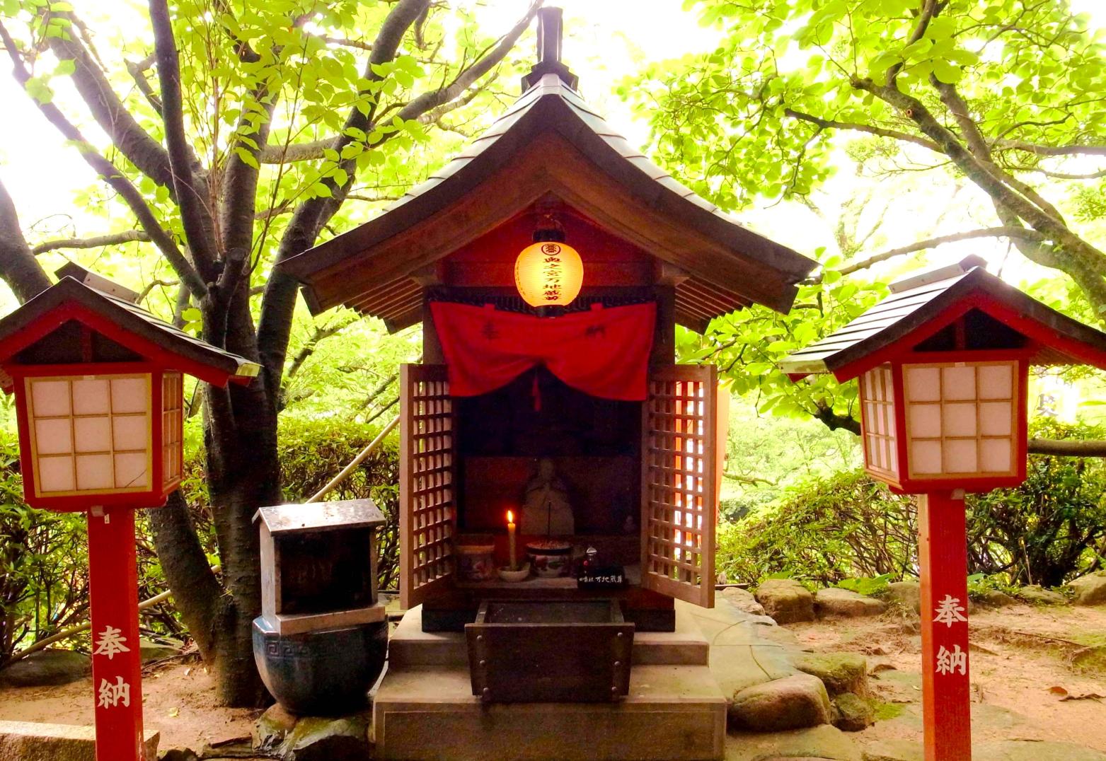 万地蔵尊（宮地嶽神社提供）
