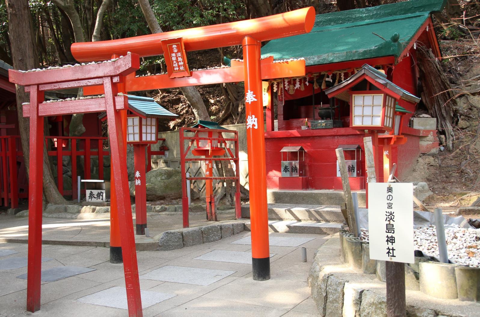 恋の宮（宮地嶽神社提供）