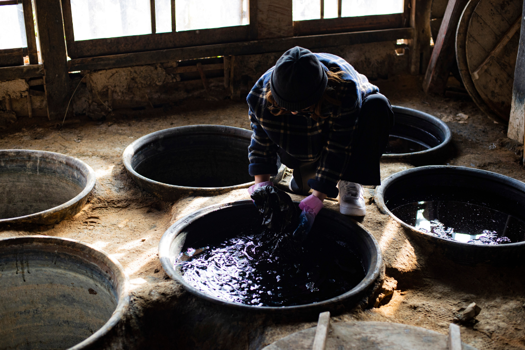 10:50  Indigo Dyeing Experience at Moriyama traditional resist-dyed textiles