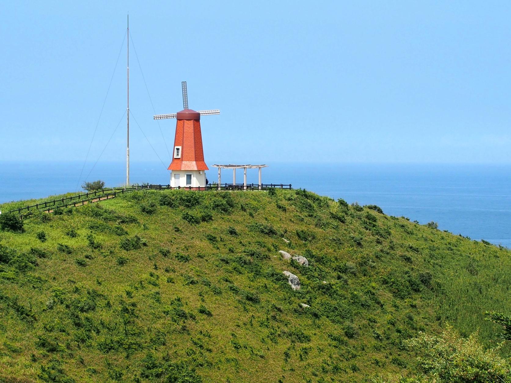 【Day1】13:30  Horse trekking across the island, including to the Windmill Observatory