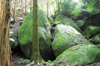 風穴、御神所岩（馬見山）
