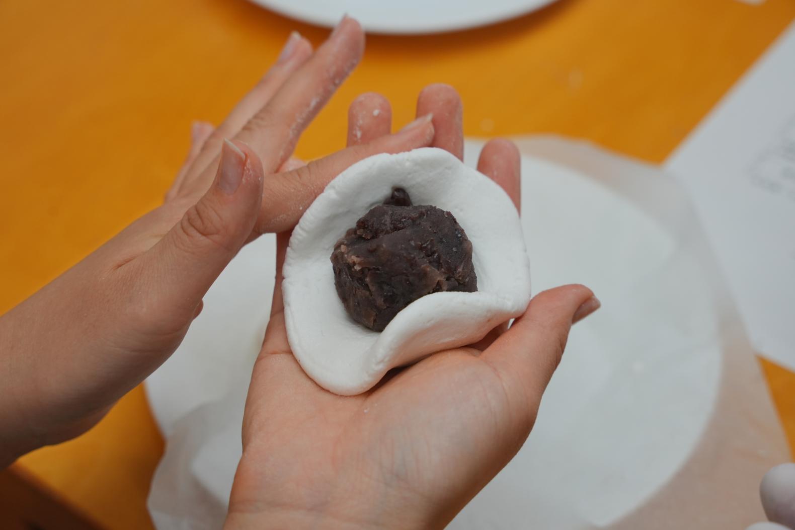 ➀餡子を生地でくるっと包む