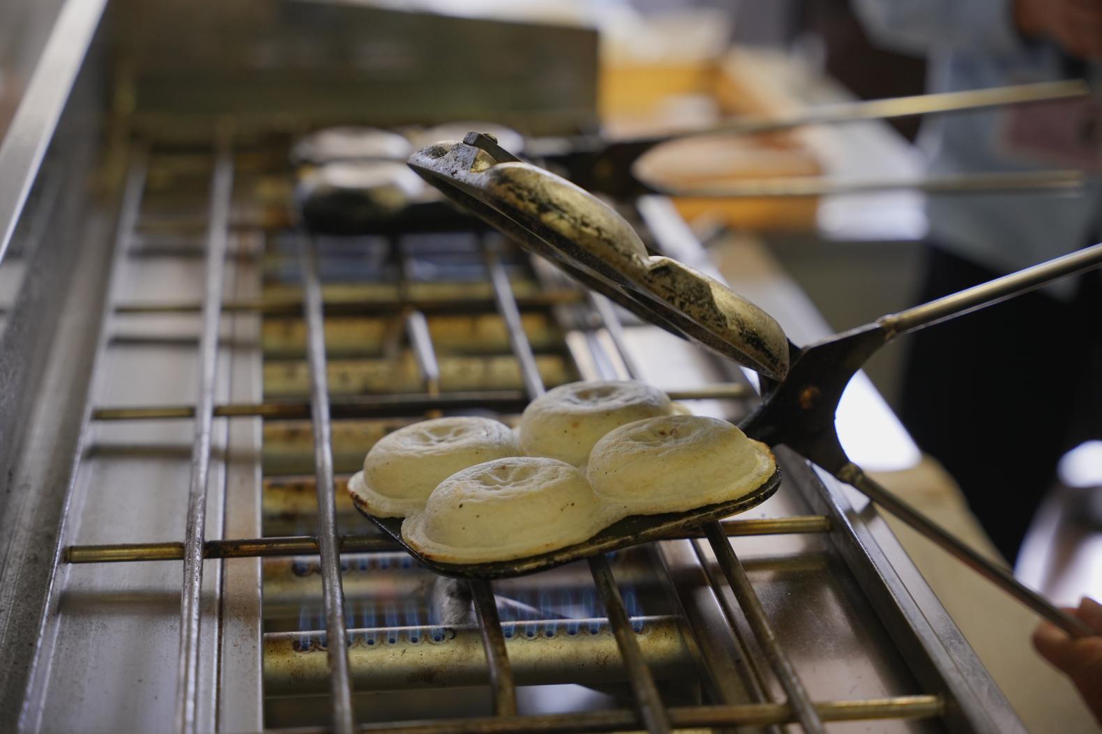 ③焼き目を見ながら焼き器をひっくり返す