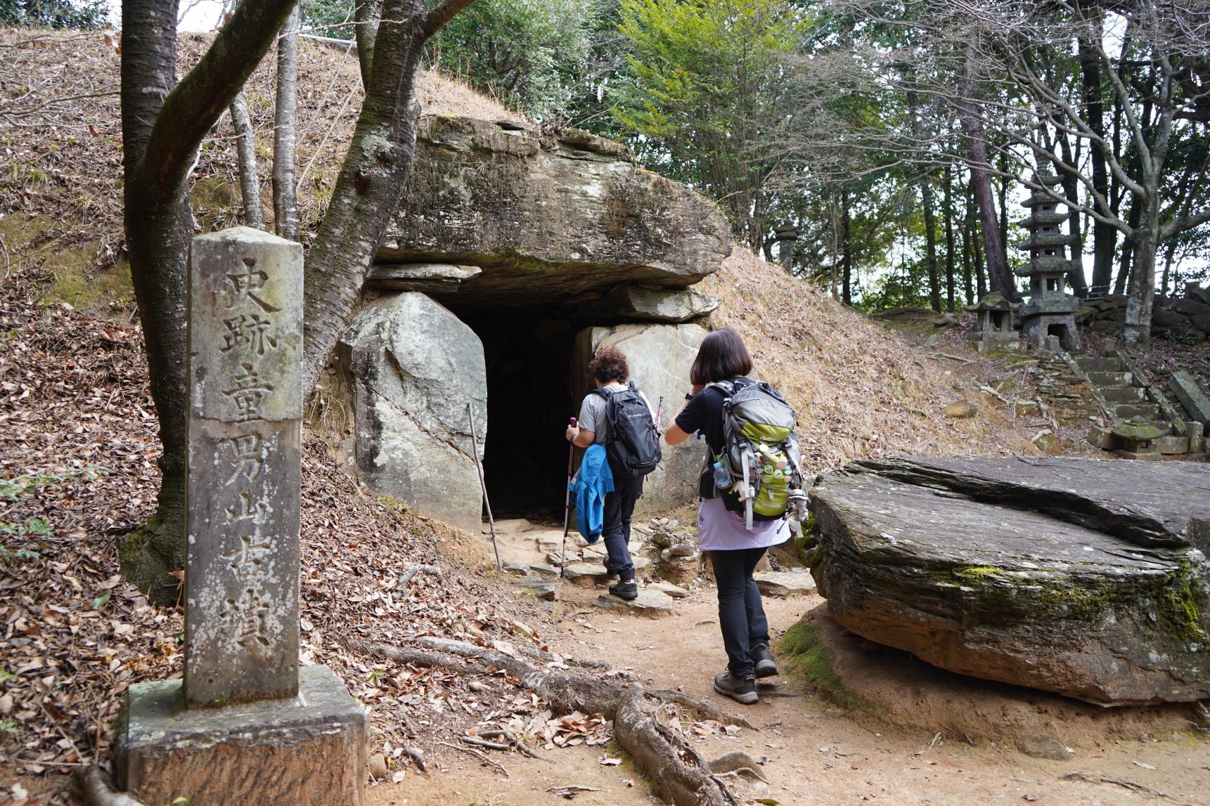 2. 童男山古坟