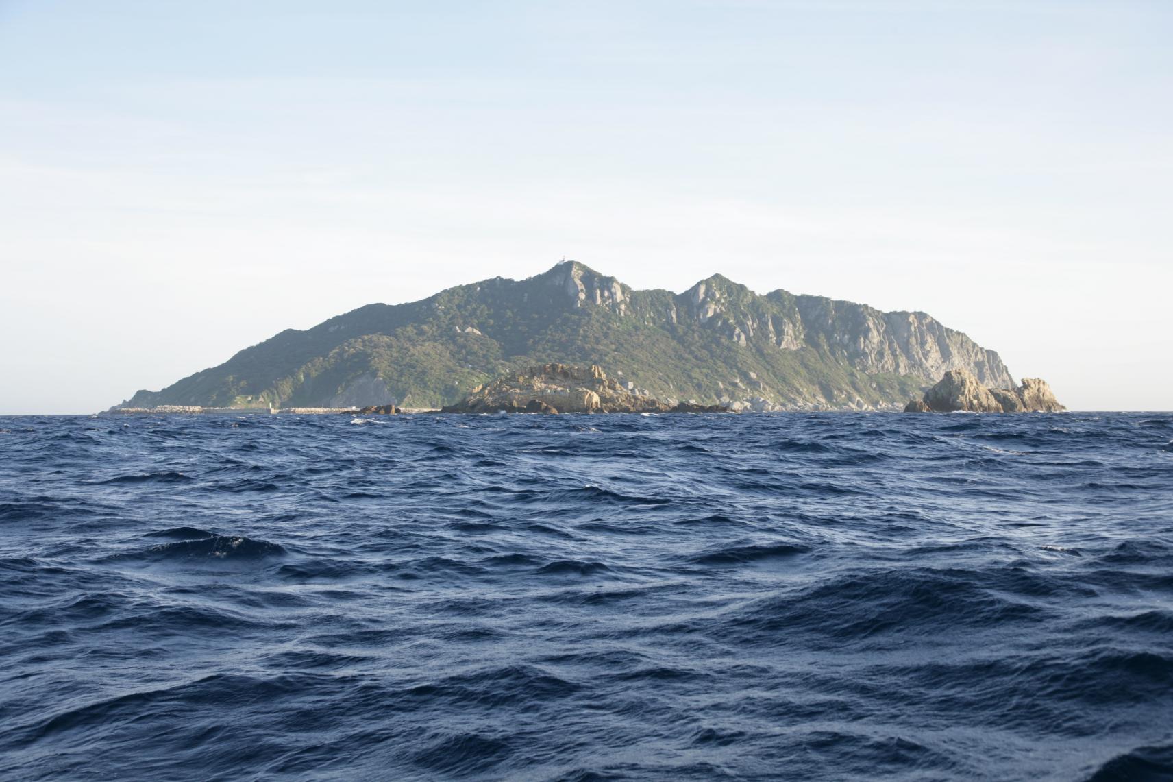 沖ノ島と3つの岩礁（小屋島、御門柱、天狗岩）