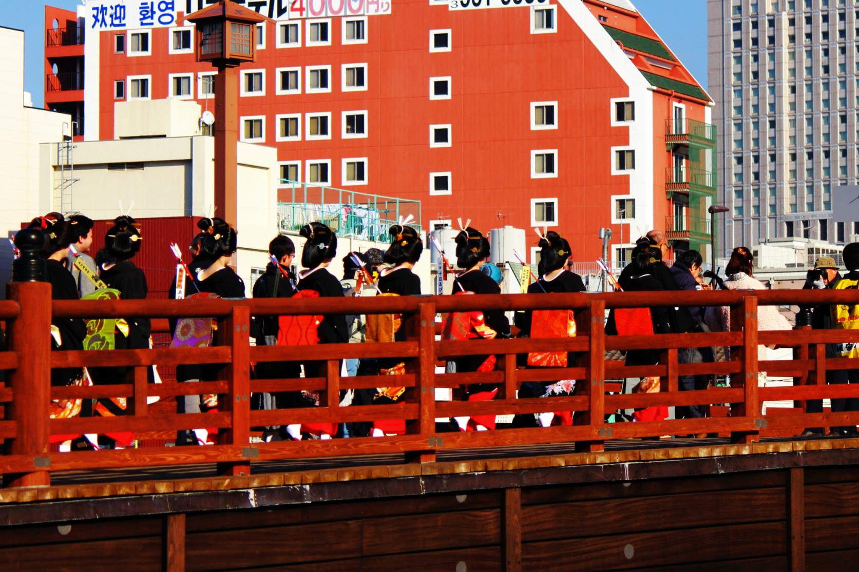 小倉十日ゑびす祭「宝恵かご道中」（北九州市）