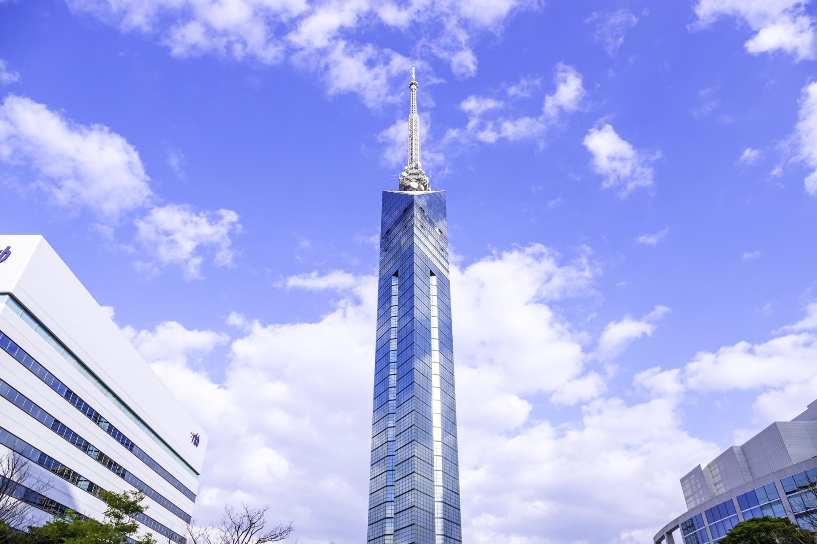 Quel genre d'endroit est la tour de Fukuoka ?-1