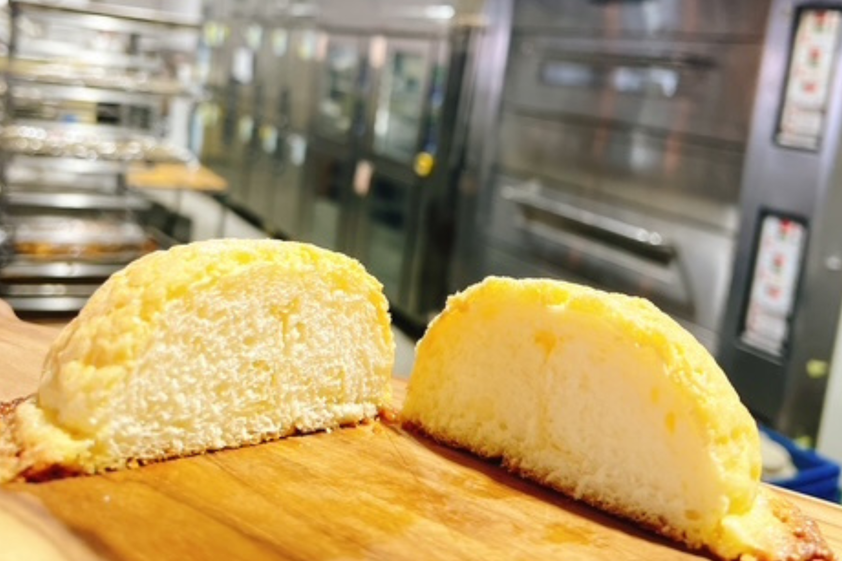 1.BAKERY-SOCO Saffron（ベーカリー倉庫サフラン）福岡飯塚店【飯塚市】｜黄金のメロンパン-1