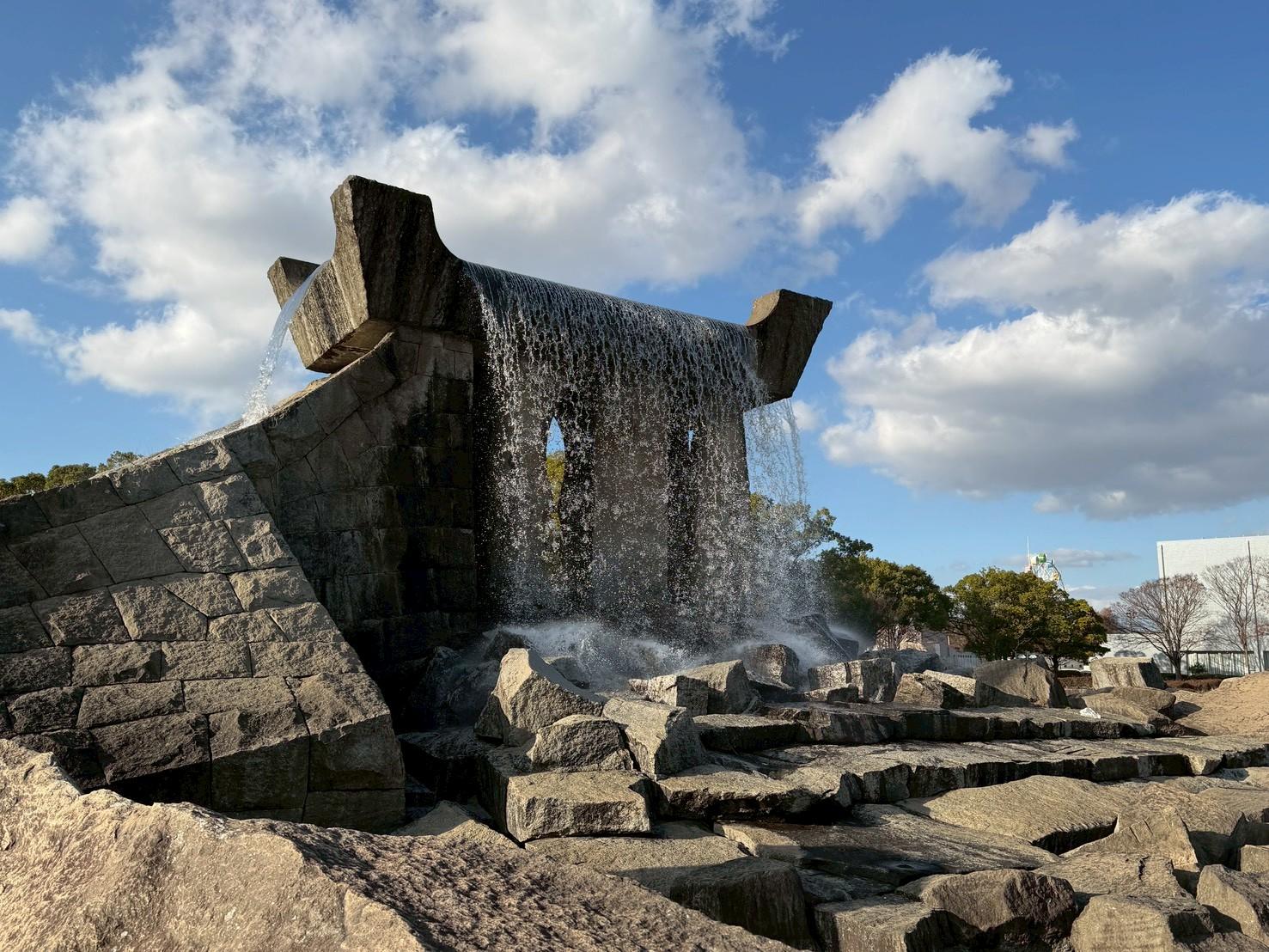 中央公園｜石と水、異国の風景も。歩くたびに表情が変わる公園-0