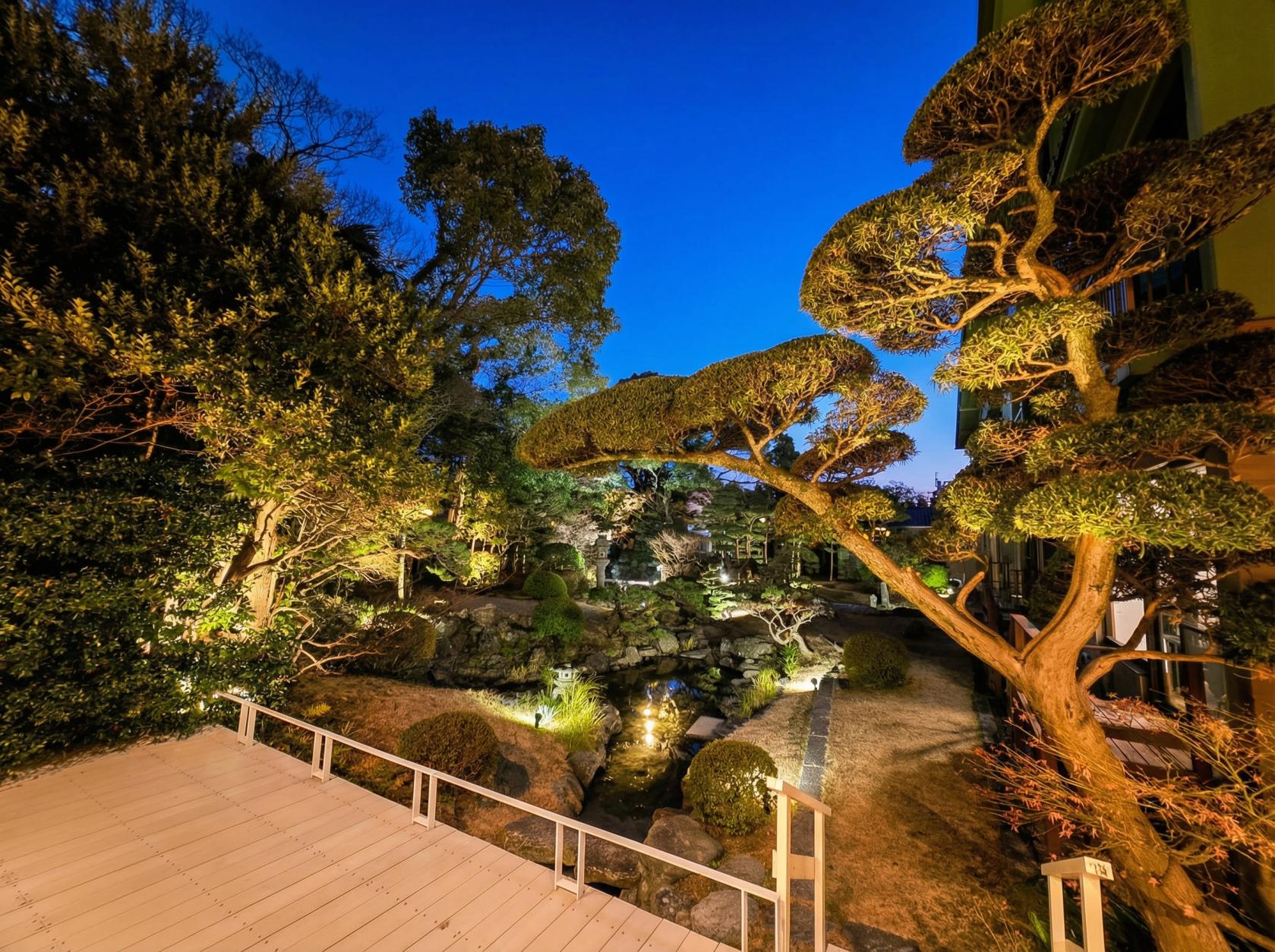 美しい庭園の景色を背景に、有明産一番摘み海苔を贅沢に味わう会席料理-3