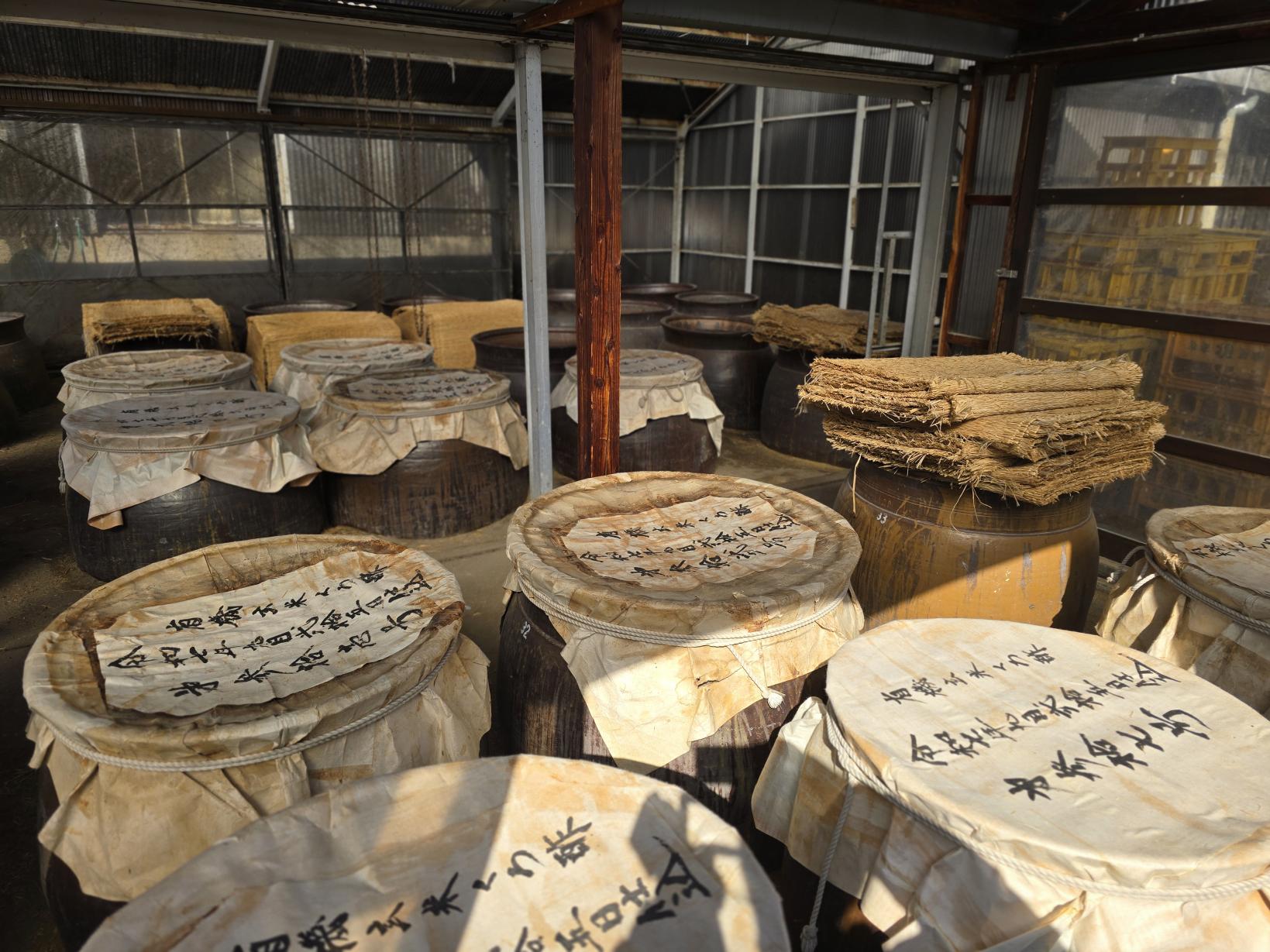 地面に埋まった甕。アナログにして完璧な温度管理-1