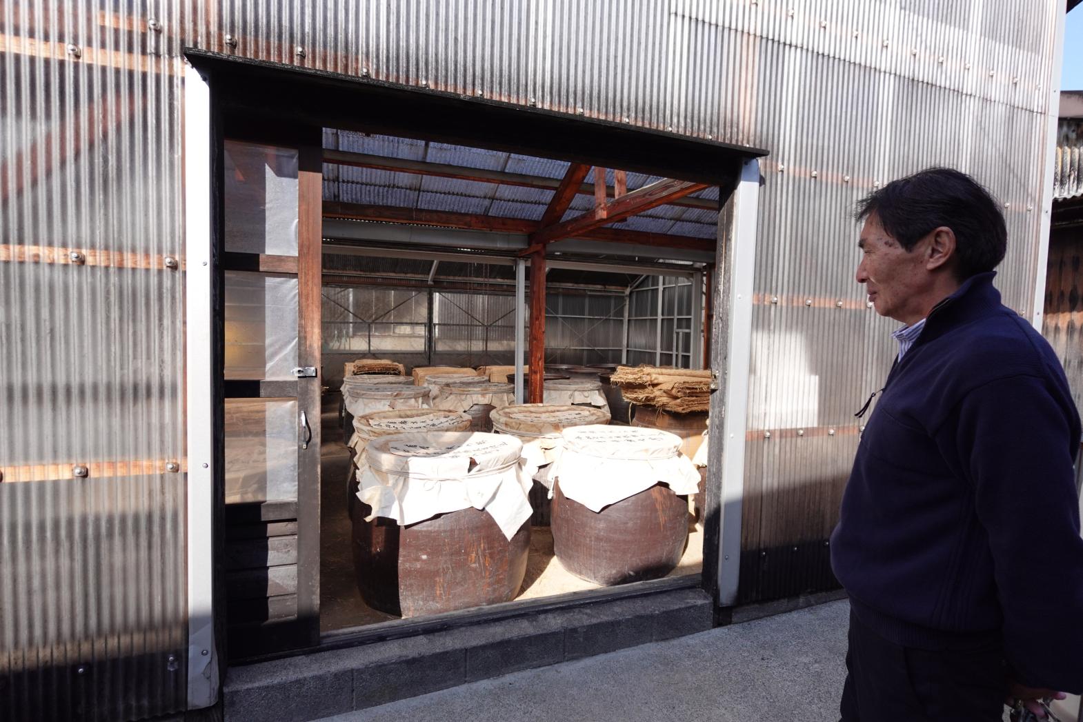 地面に埋まった甕。アナログにして完璧な温度管理-0