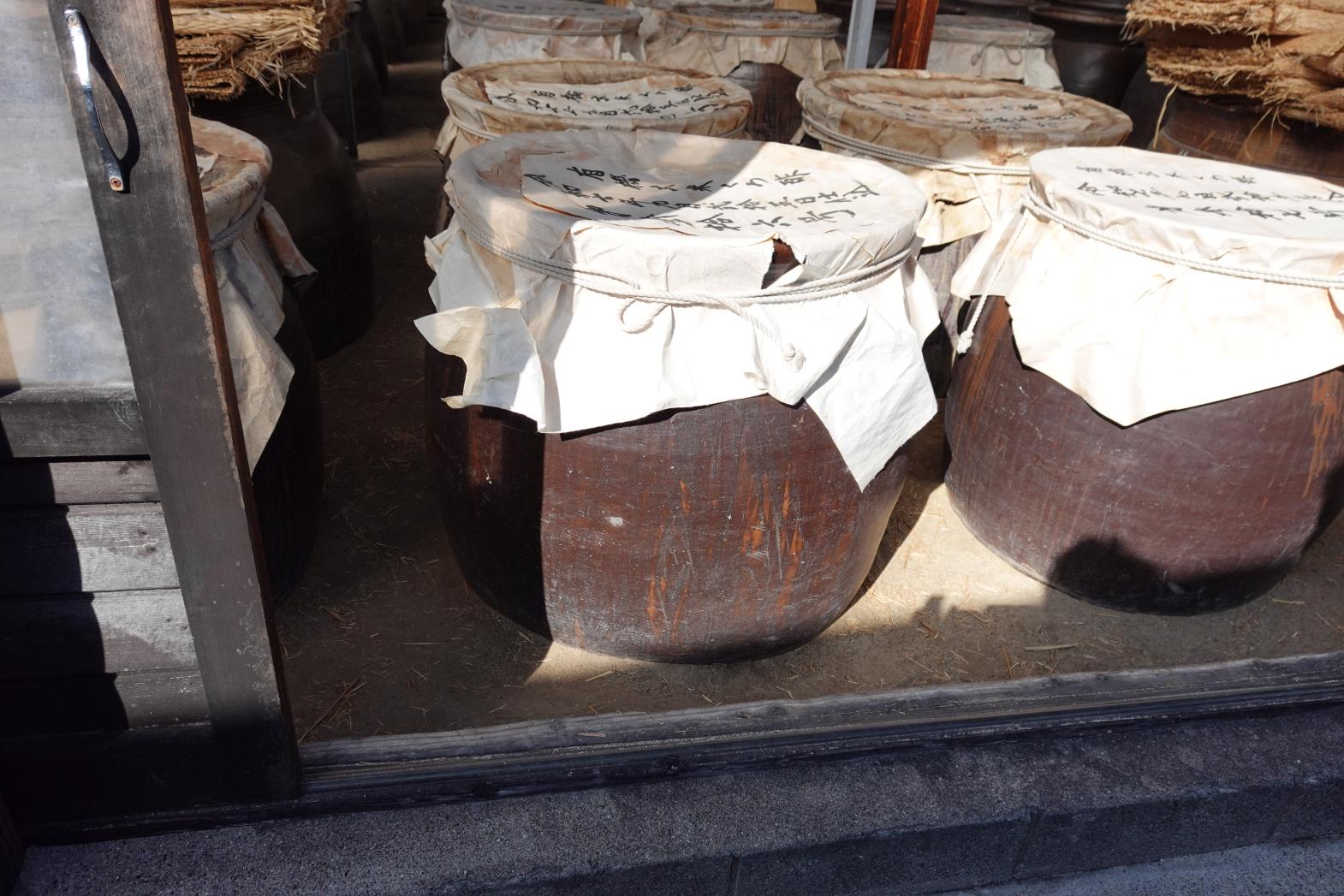 地面に埋まった甕。アナログにして完璧な温度管理-2