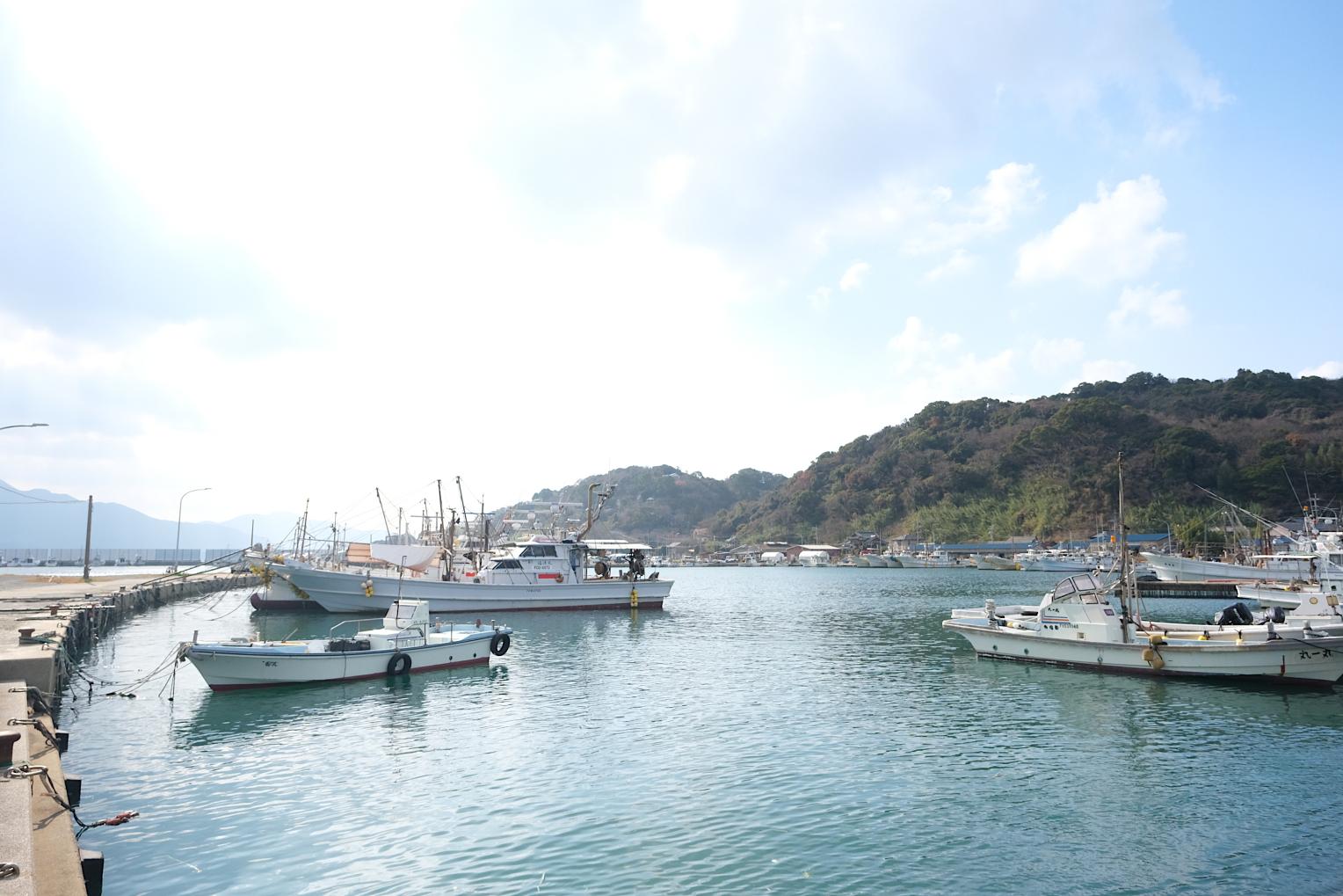 船越漁港｜海を望む活気ある牡蠣小屋エリア-0