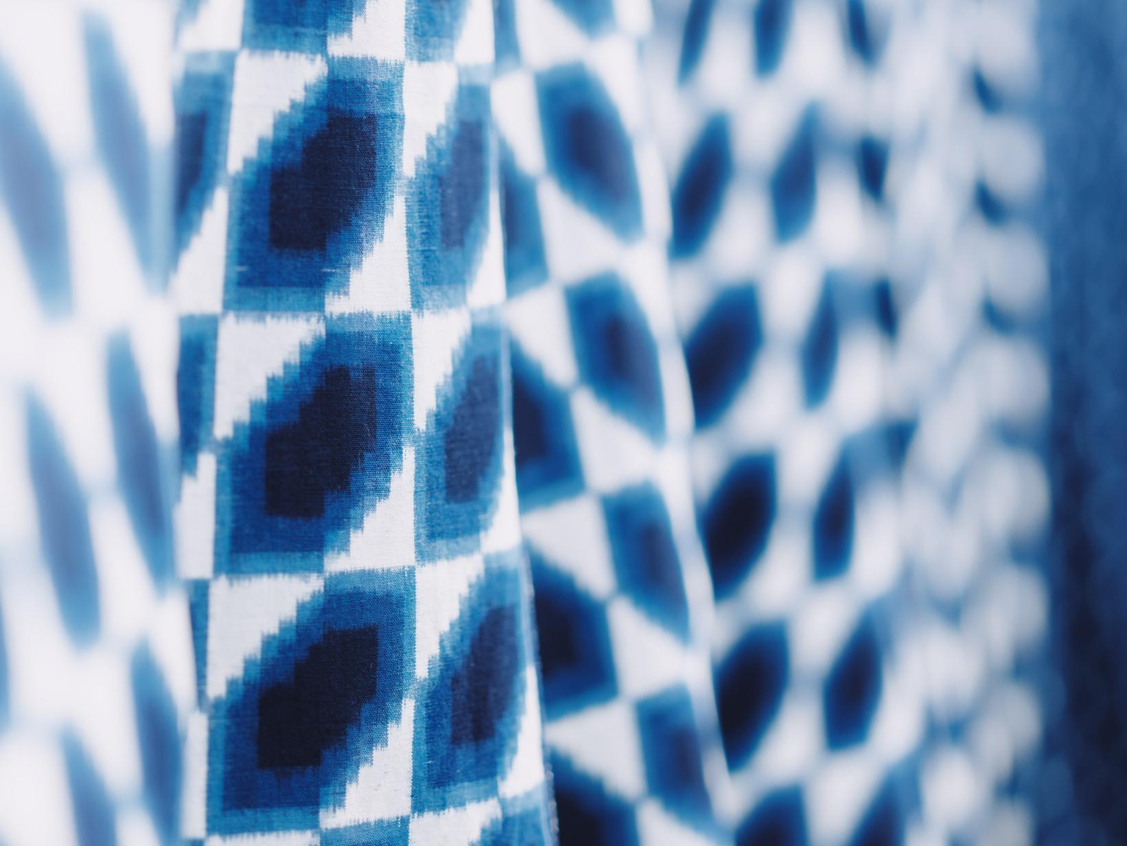 土地の記憶を宿した藍の絣-1