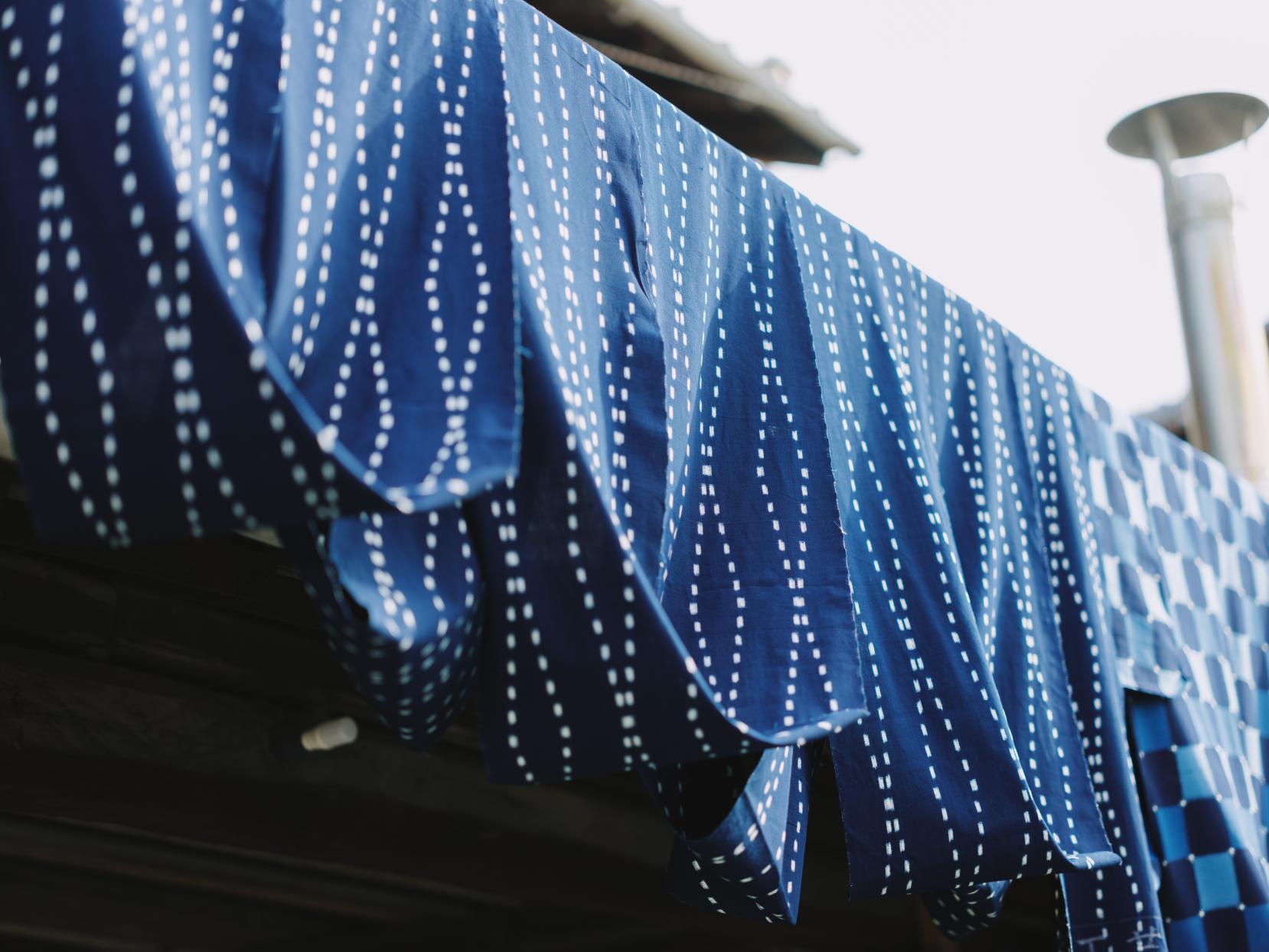 土地の記憶を宿した藍の絣-0