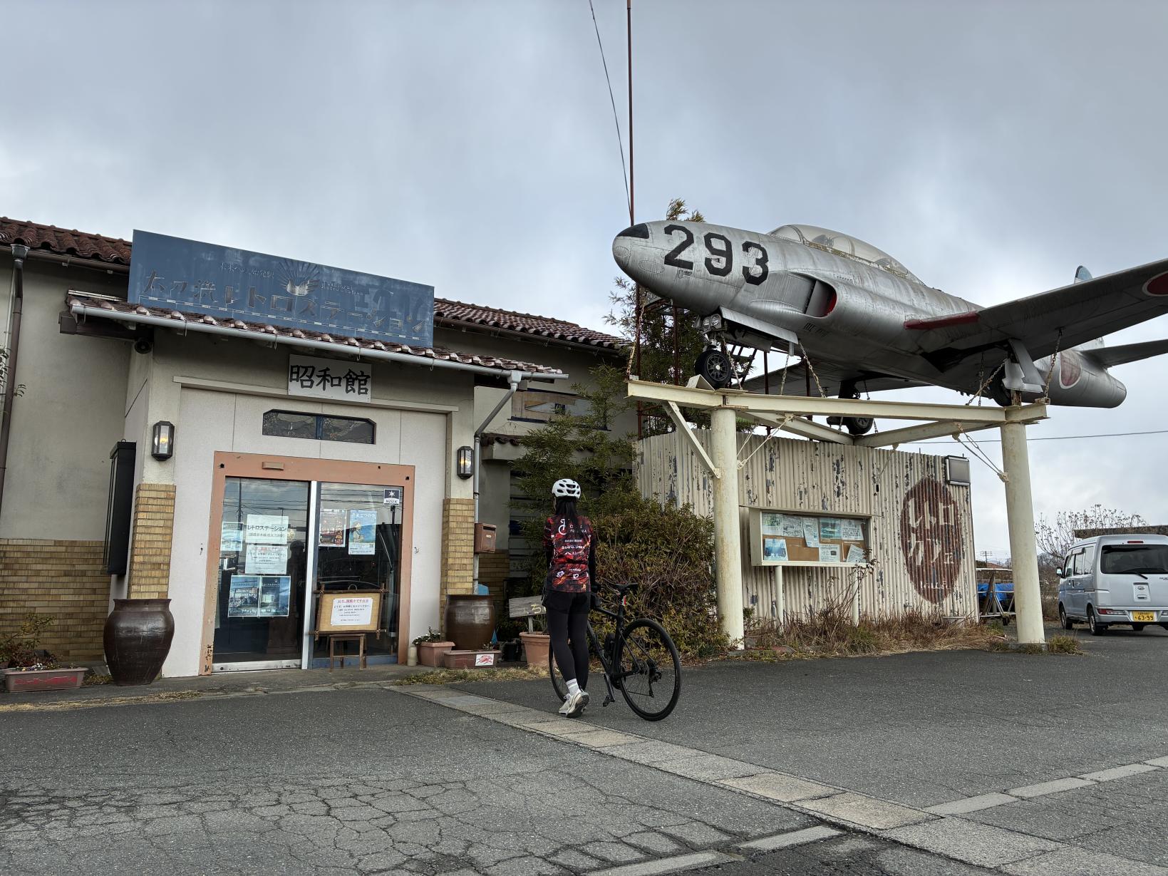 ②戦闘機が迎える甘木鉄道太刀洗駅前-0