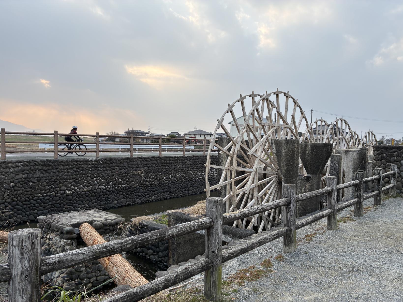 ③朝倉のシンボル。田園風景の中に佇む三連水車-3