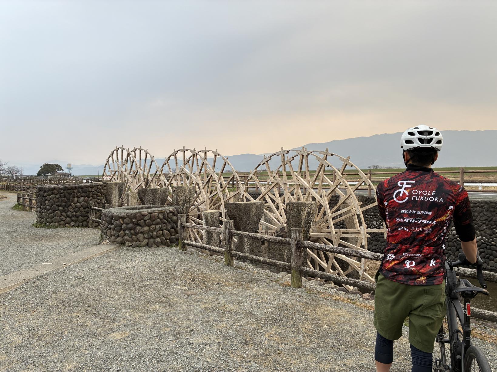 ③朝倉のシンボル。田園風景の中に佇む三連水車-0