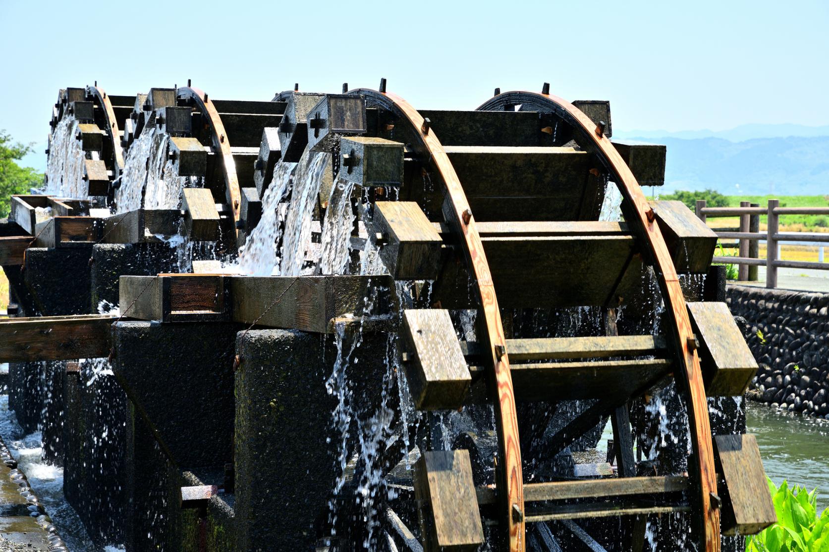 ③朝倉のシンボル。田園風景の中に佇む三連水車-2
