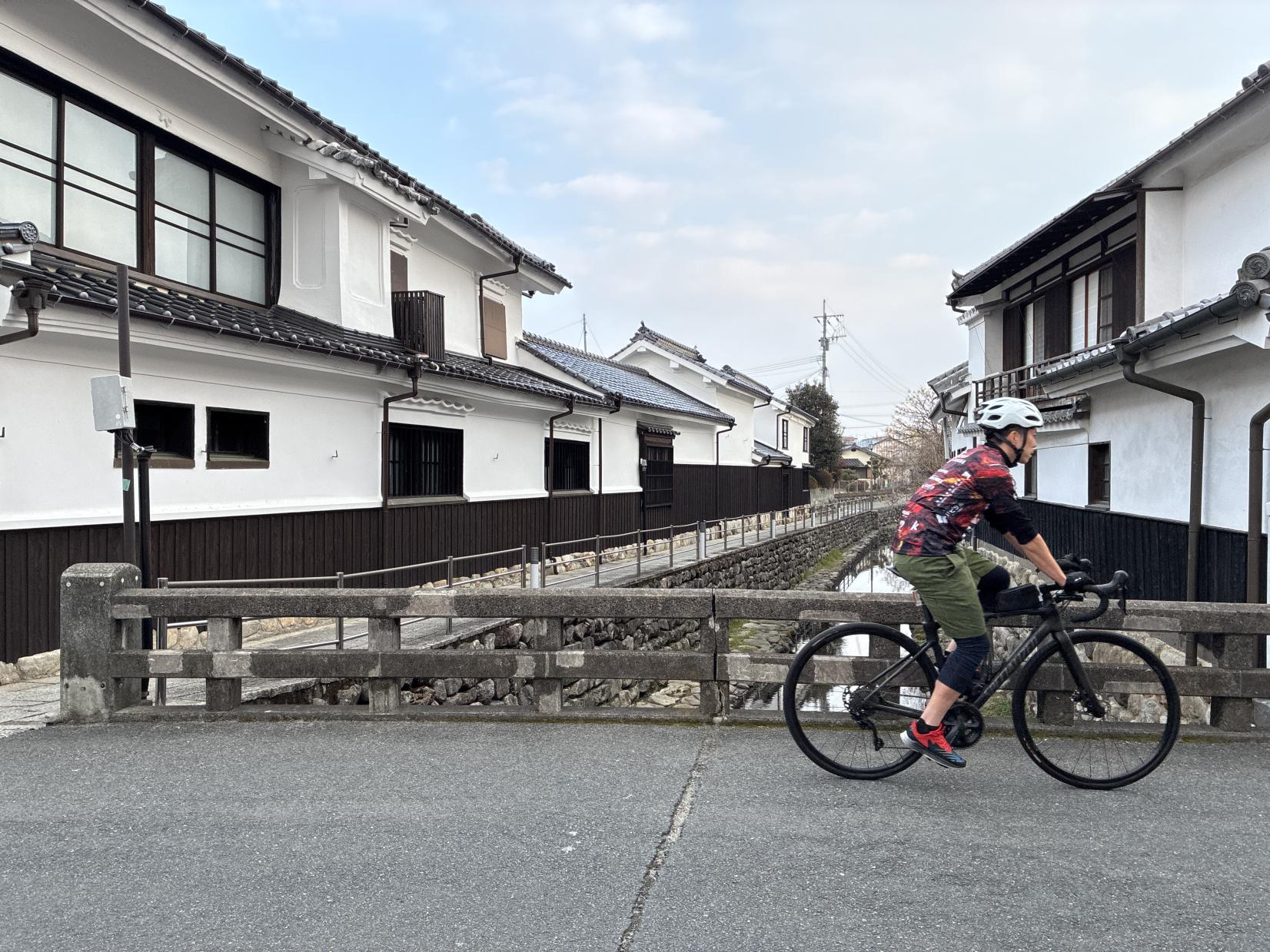 ④重厚な蔵造りの家々が並ぶ吉井の白壁の町並み-0