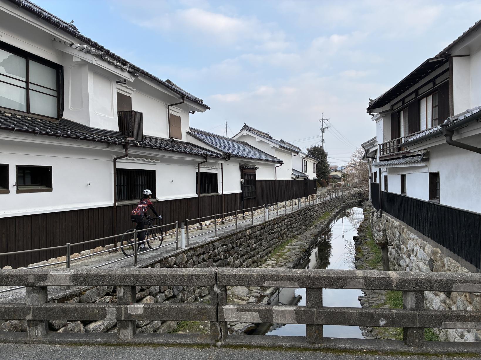 ④重厚な蔵造りの家々が並ぶ吉井の白壁の町並み-1