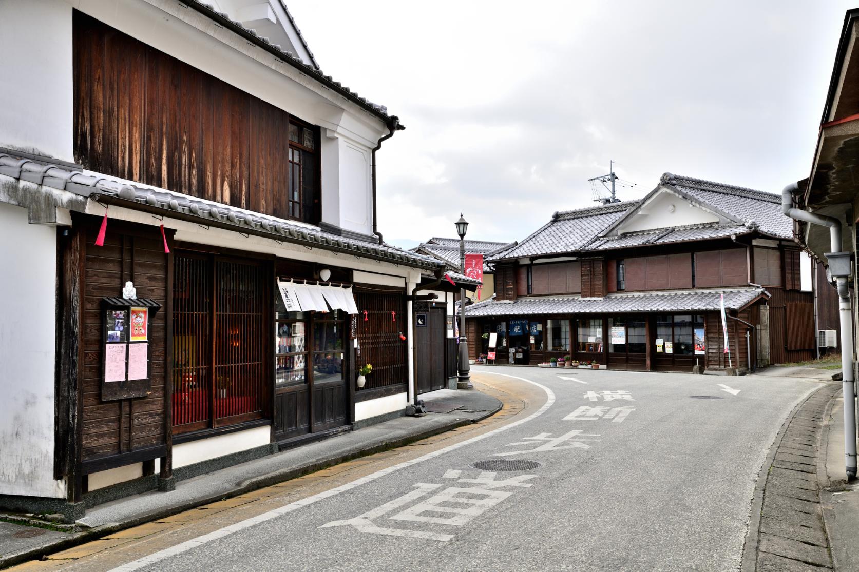 ④重厚な蔵造りの家々が並ぶ吉井の白壁の町並み-3