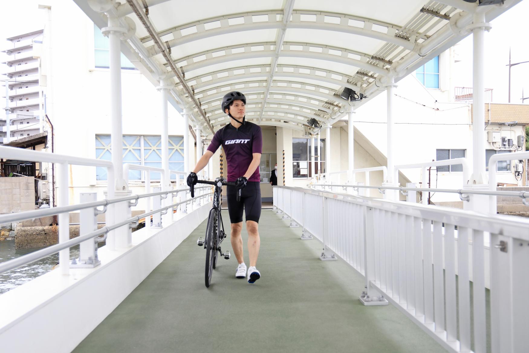 ③自転車と一緒に乗り込む若戸渡船-0