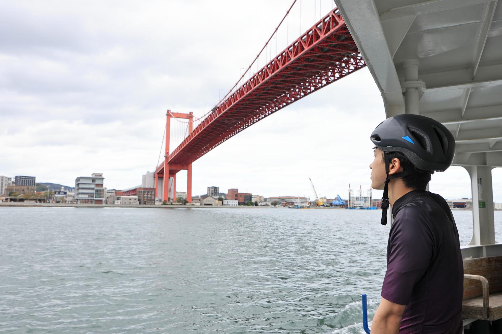 ③自転車と一緒に乗り込む若戸渡船-1