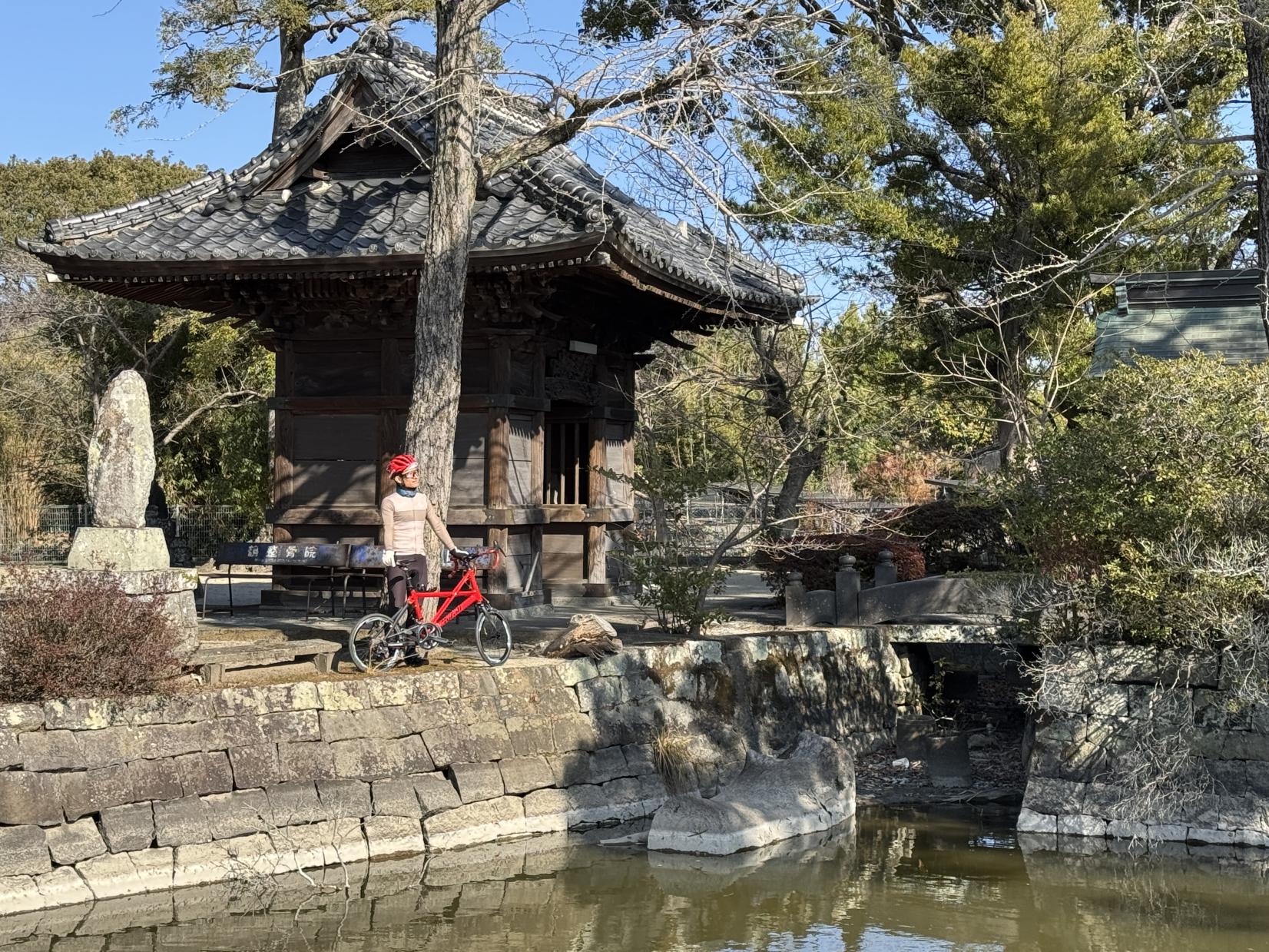 お堀の風景を眺めながら-1