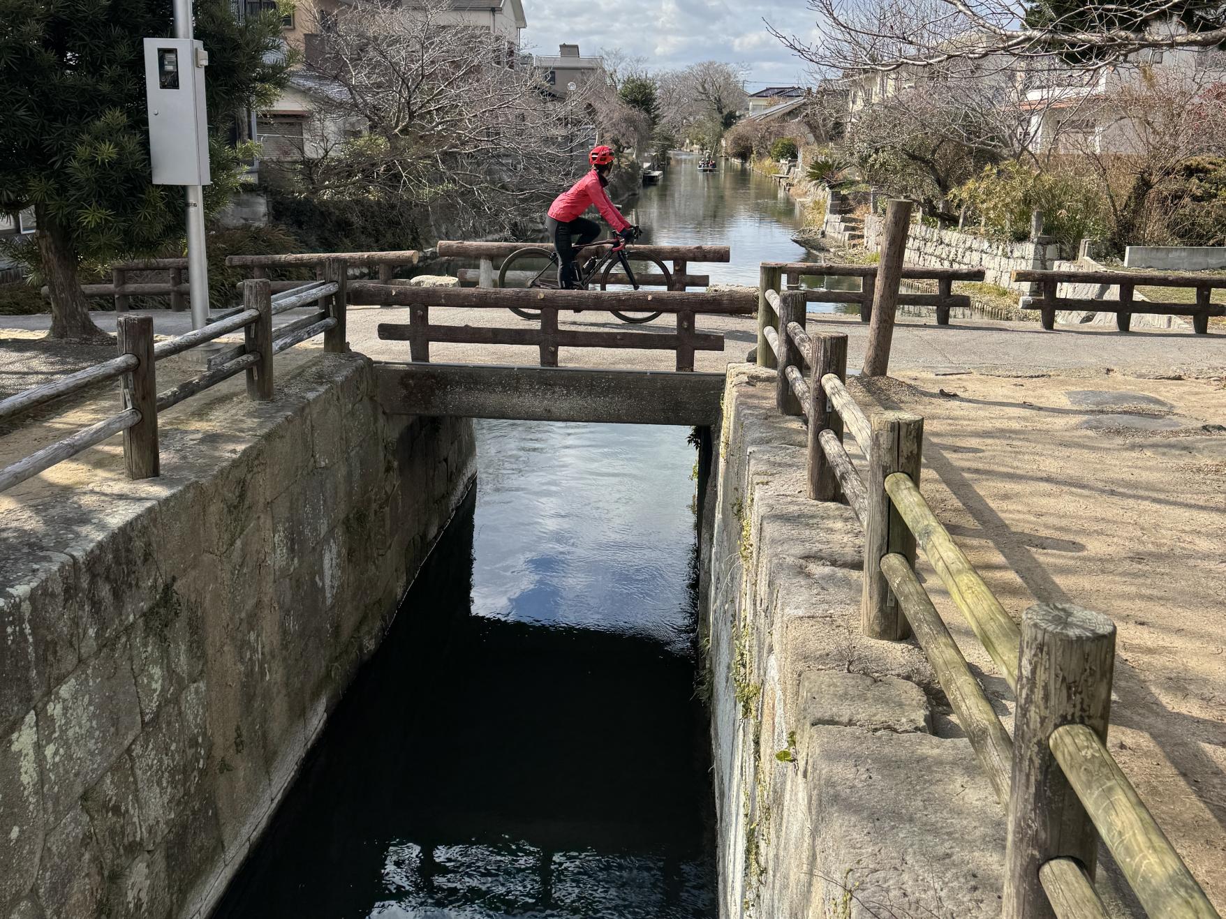 お堀の風景を眺めながら-4