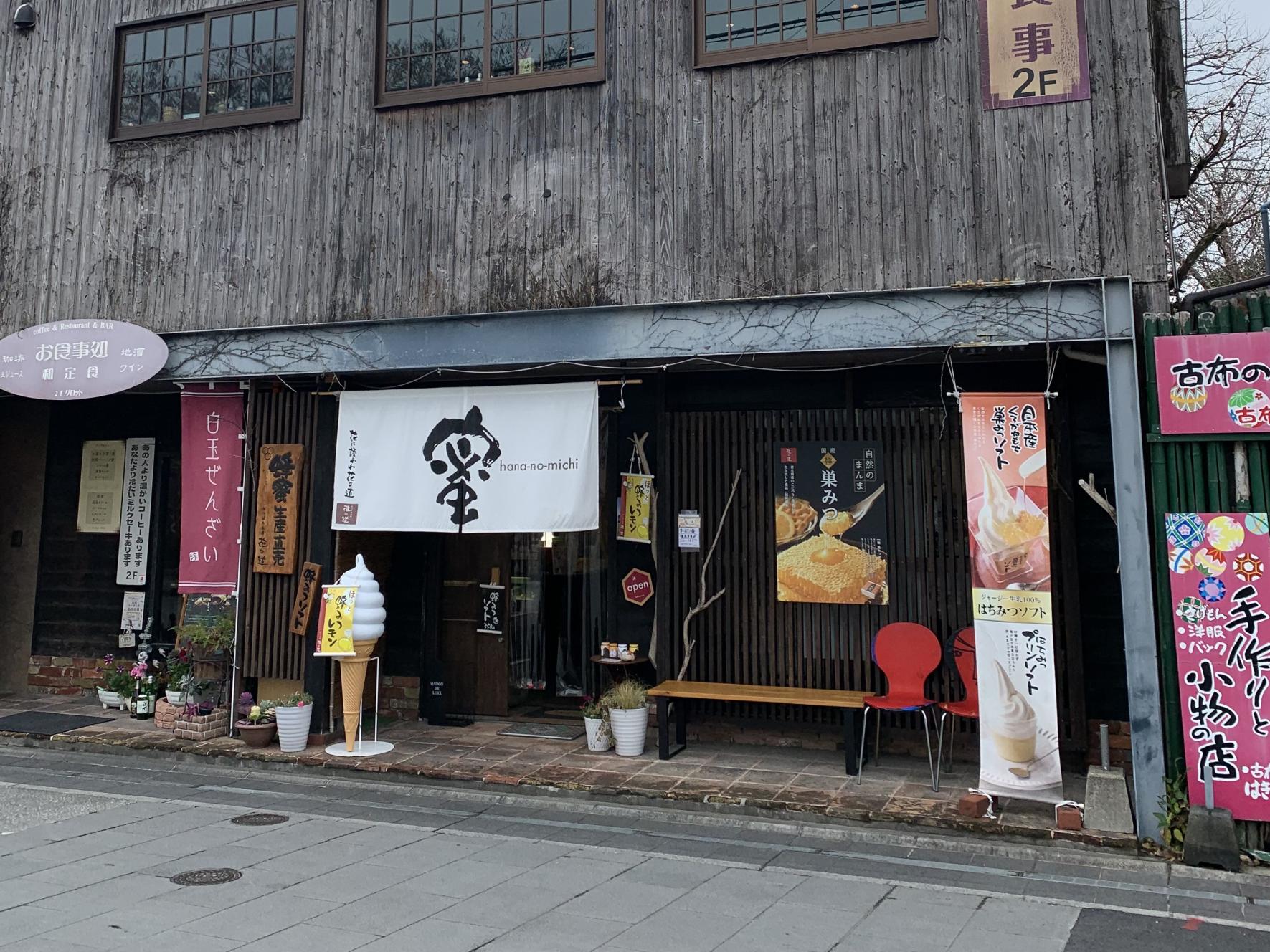 川下りの船と並走も-5