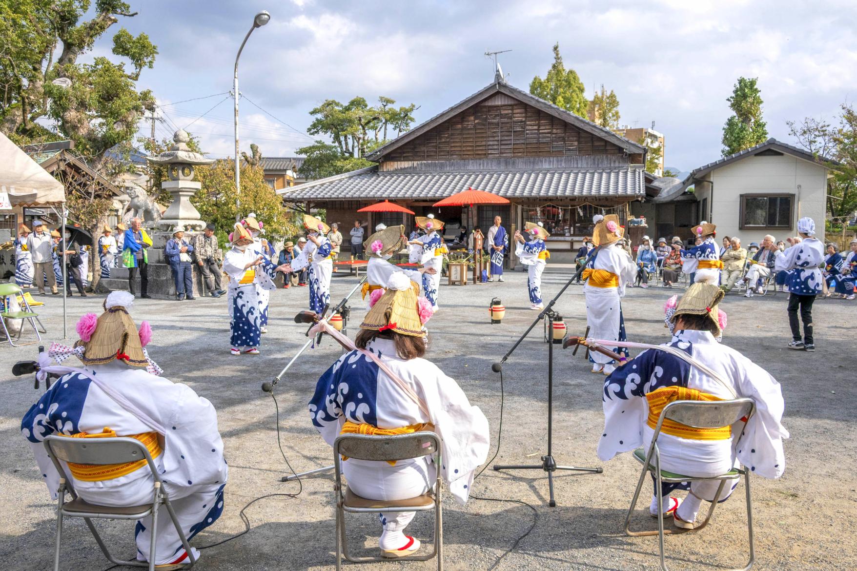 旧街道いっぱいに広がる総踊り-1