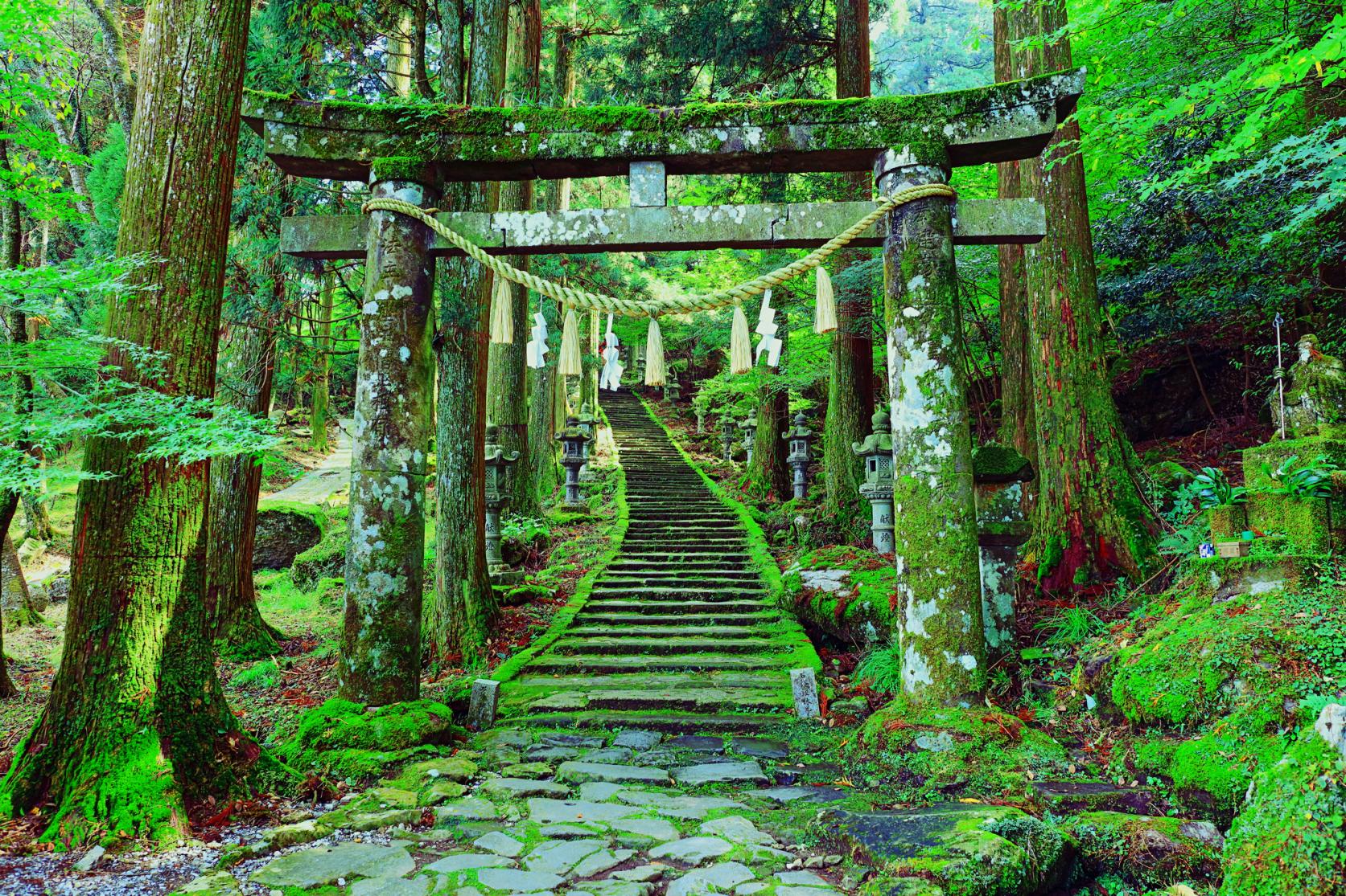 Marvel at the Buzenbo Takasumi Shrine and Its Pavilion Built into a Giant Rock Face!-1