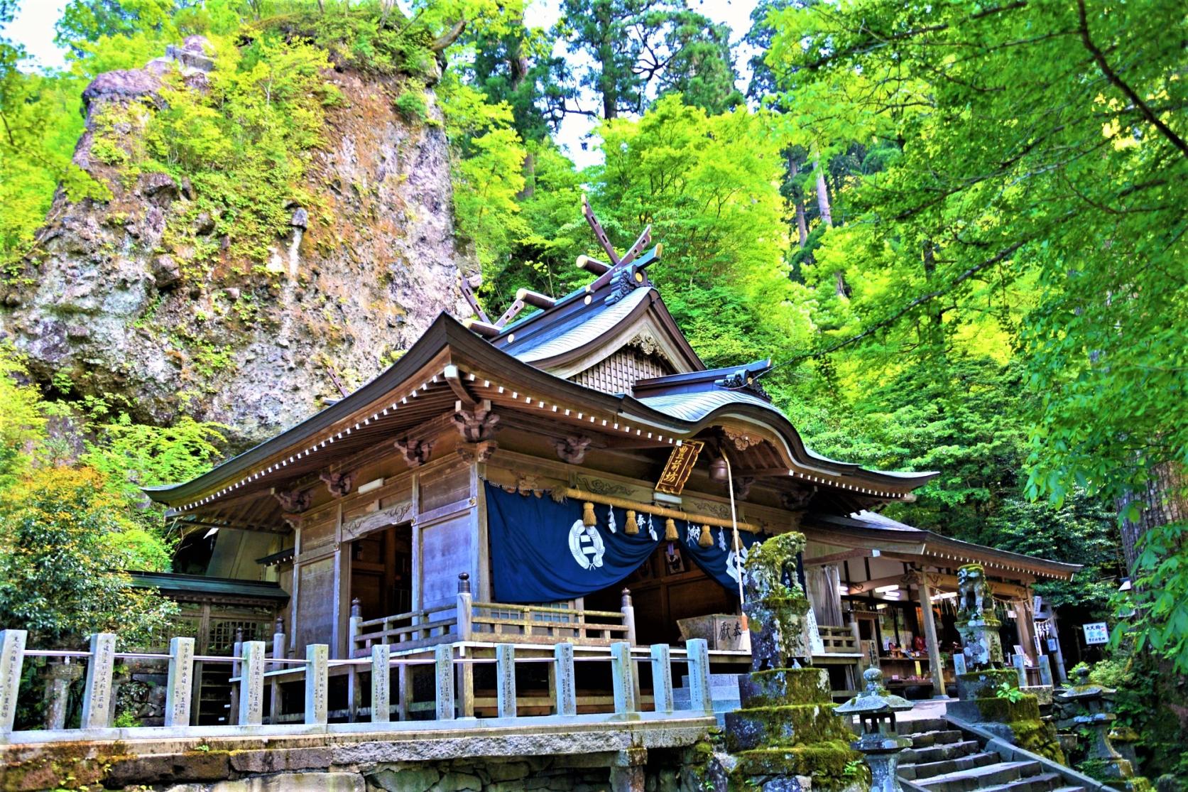 Marvel at the Buzenbo Takasumi Shrine and Its Pavilion Built into a Giant Rock Face!-0